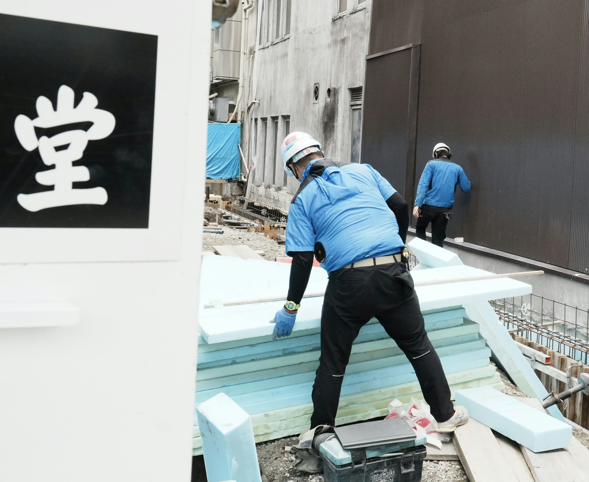 屋根の上で作業を進める常磐建設の職人