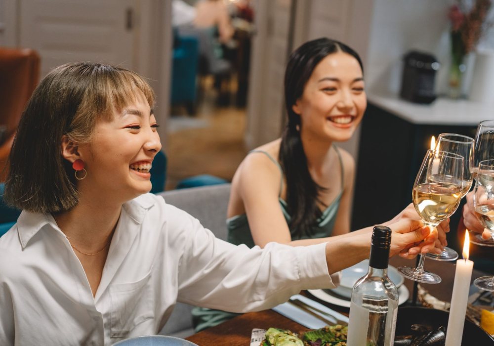 グラスを合わせて笑い合う2人